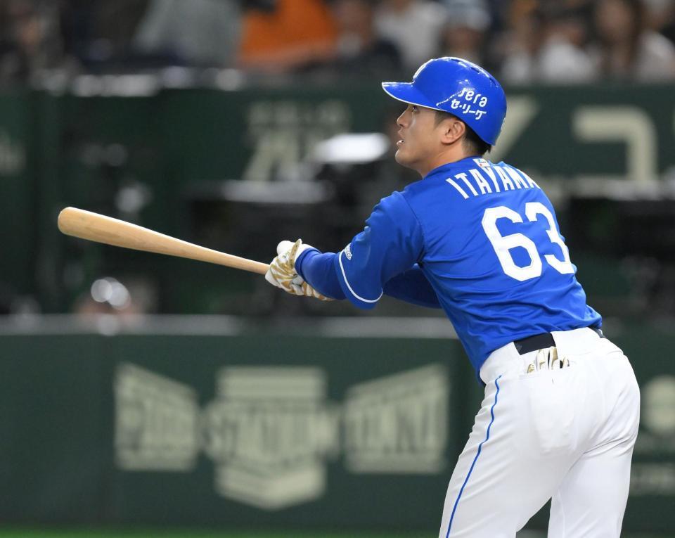 　７回、逆転となる中越え２ランを放つ板山（撮影・伊藤笙子）