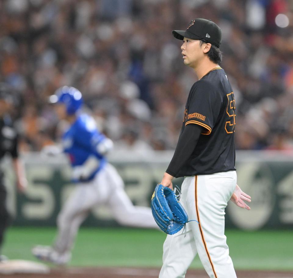 　７回、山本（奥）に左越えソロを浴びた船迫（撮影・伊藤笙子）