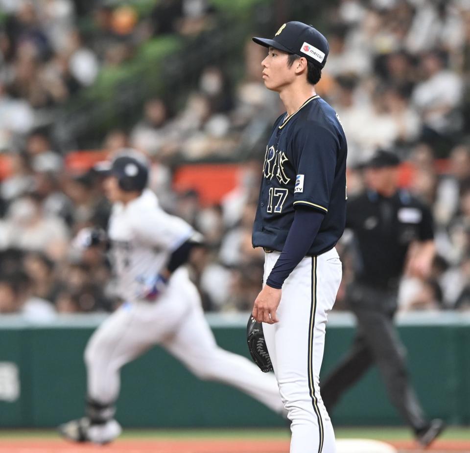 　１回、先制ソロを渡部聖に打たれ、打球方向を見つめる曽谷（撮影・園田高夫）