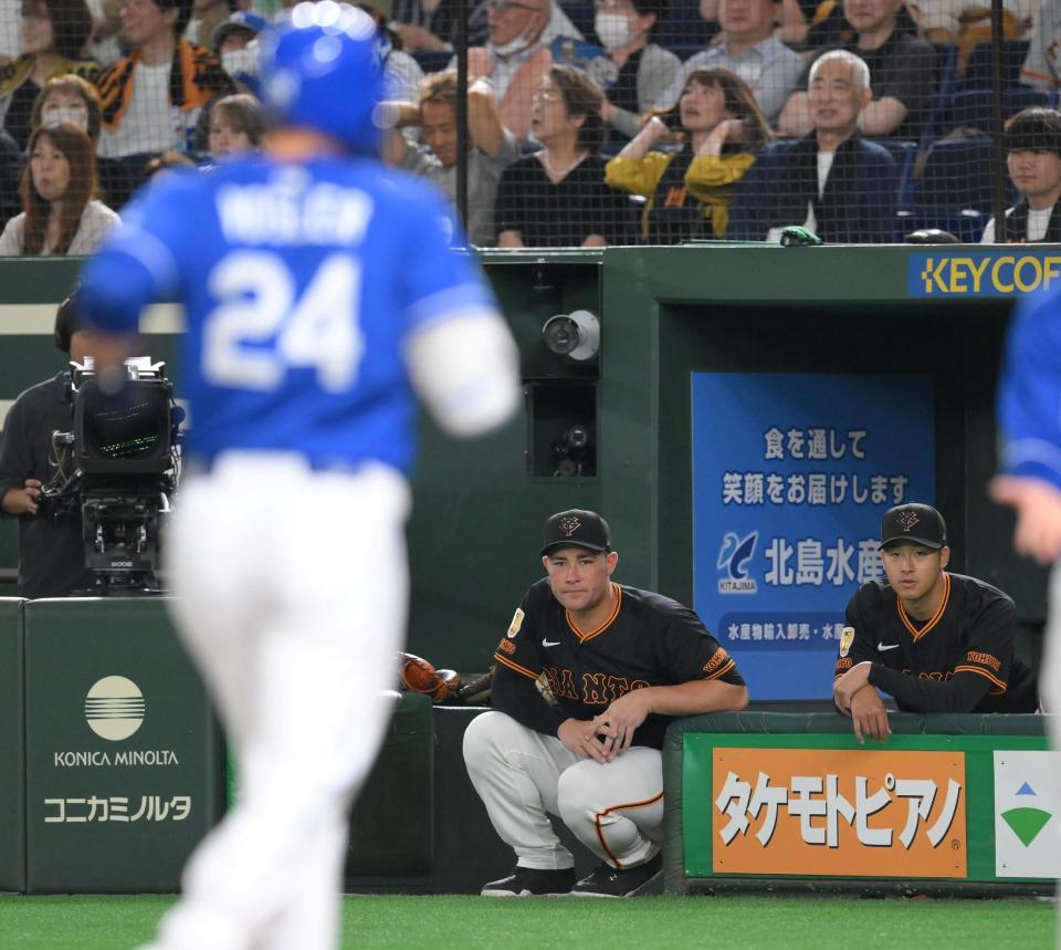 　８回、右越え２ランを放ったボスラー（手前）を見つめるリチャード（中央）と堀田（撮影・伊藤笙子）