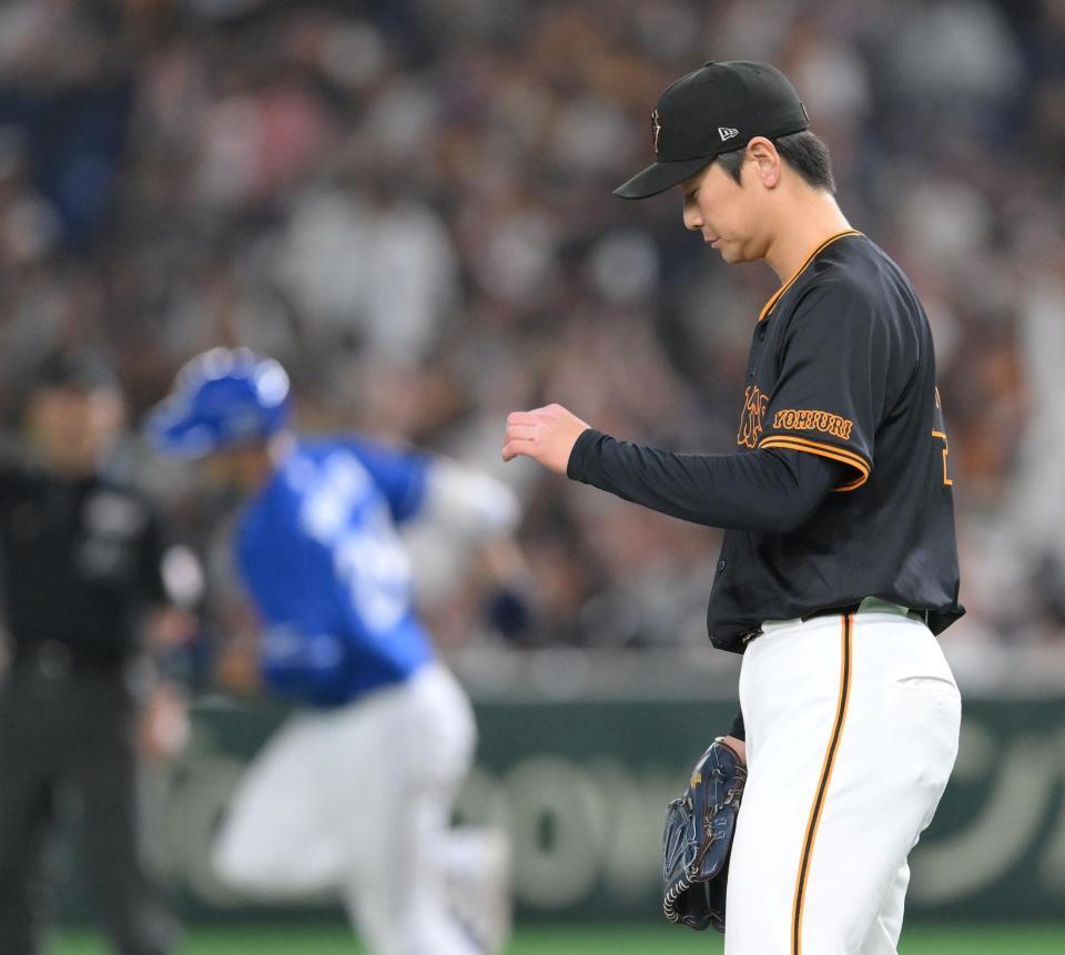 　８回、ボスラーに右越え２ランを浴びた中川（撮影・伊藤笙子）