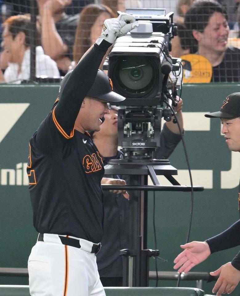 　５回、右中間へ逆転３ランを放ち、両手を挙げて喜ぶリチャード（撮影・伊藤笙子）