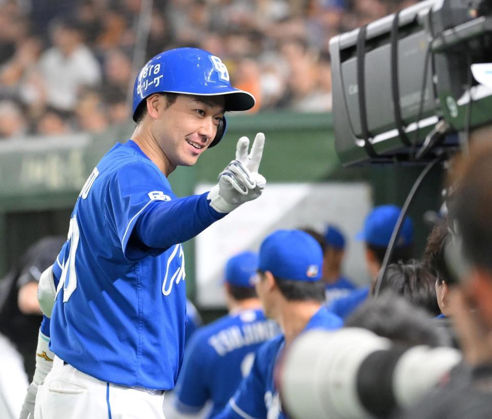 　７回、２打席連続となる左越えソロを放ち、テレビカメラに向かってピースサインの山本（撮影・伊藤笙子）