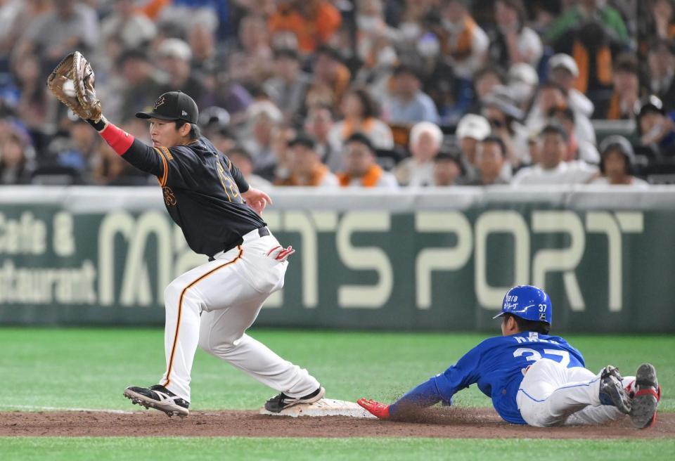 　９回、プロ初打席で一塁にヘッドスライディングするも間に合わずアウトになる浜（撮影・伊藤笙子）