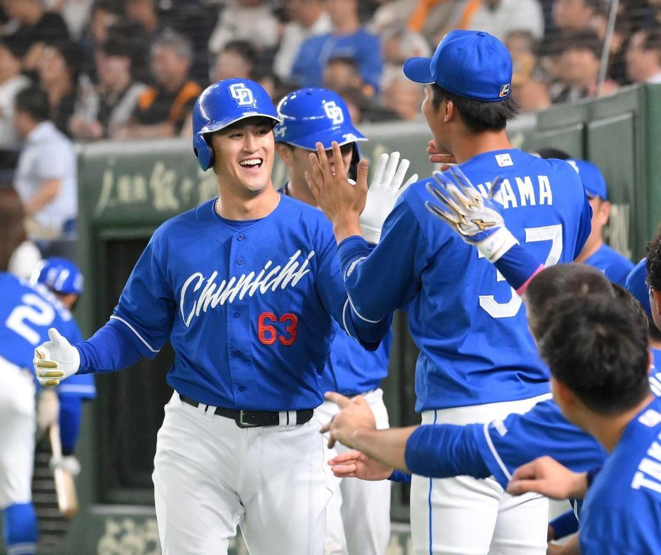 　７回、逆転となる中越え２ランを放ち、ナインに迎えられる板山（撮影・伊藤笙子）