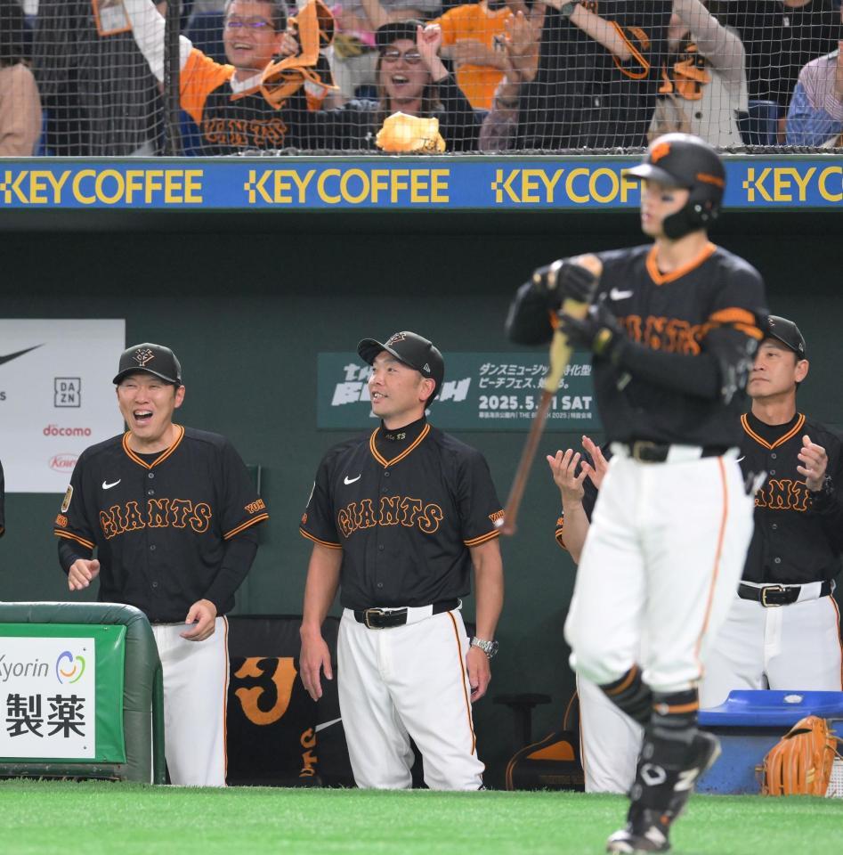 　５回、リチャードの逆転３ランに顔がほころぶ阿部監督（中央）＝撮影・伊藤笙子