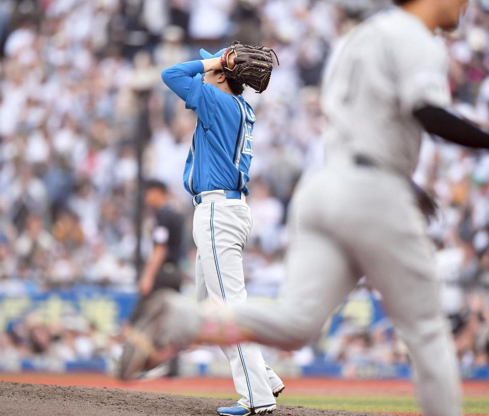 　９回、ソト（手前）に右越え同点ソロを打たれた田中（撮影・開出牧）