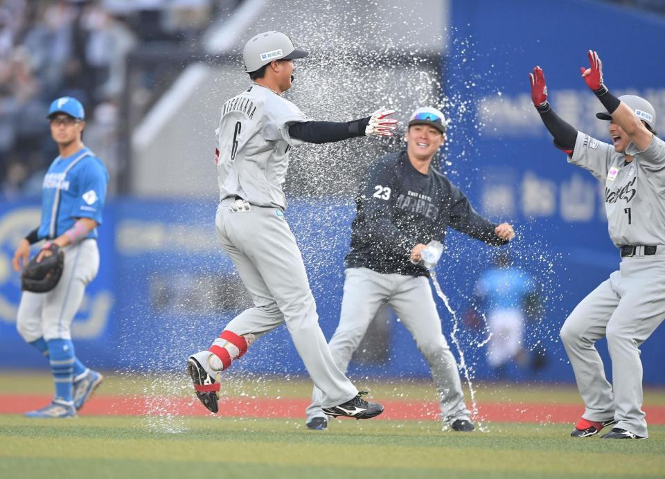 　１２回、中越えにサヨナラ二塁打を放ち、ナインから手荒い祝福を受ける西川（左）＝撮影・開出牧