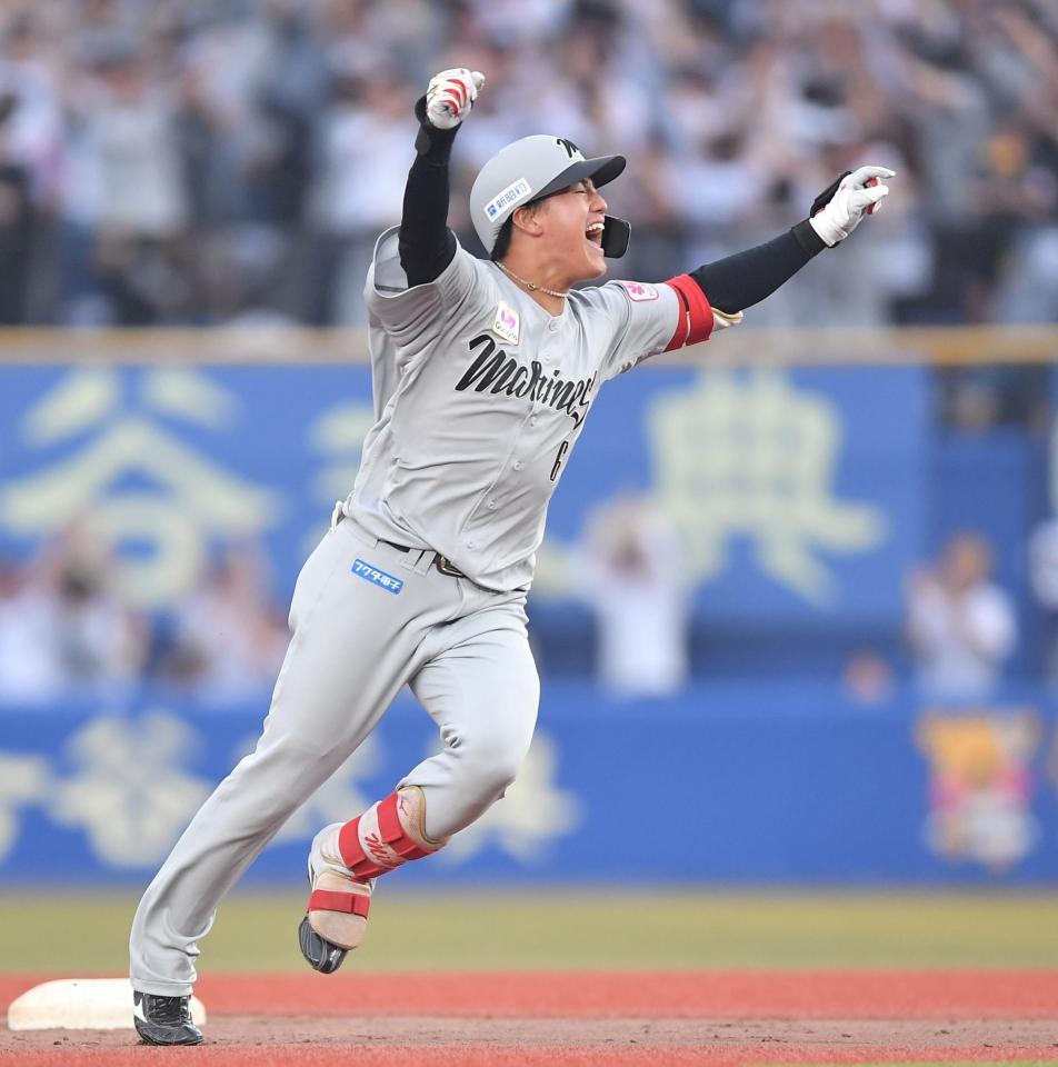 　１２回、中越えにサヨナラ二塁打を放ちガッツポーズを決める西川（撮影・開出牧）