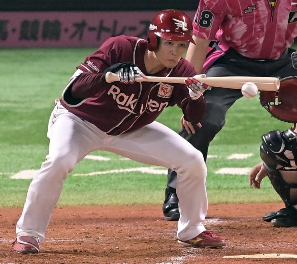 　３回、中島はスクイズを失敗する