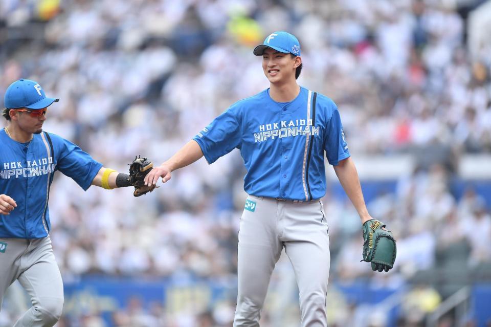 　５回、友杉を遊ゴロ併殺に打ち取り、遊撃手・水野（左）とタッチを交わす達（撮影・開出牧）