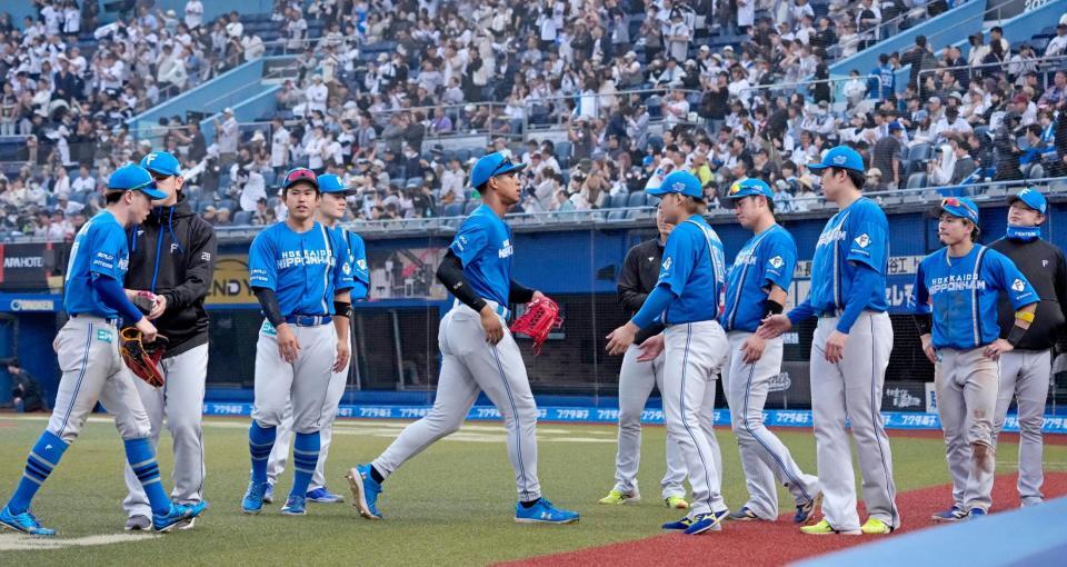 　ロッテに敗れ引き揚げる日本ハムナイン