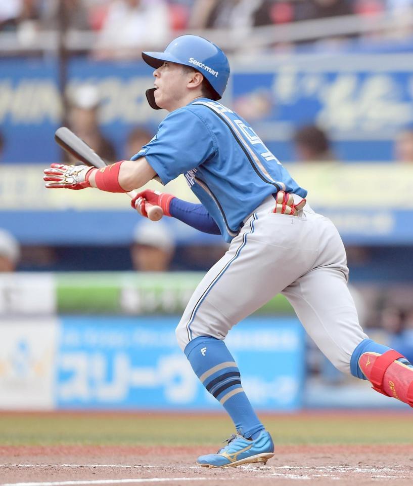 　３回、中越え三塁打を放つ五十幡（撮影・開出牧）