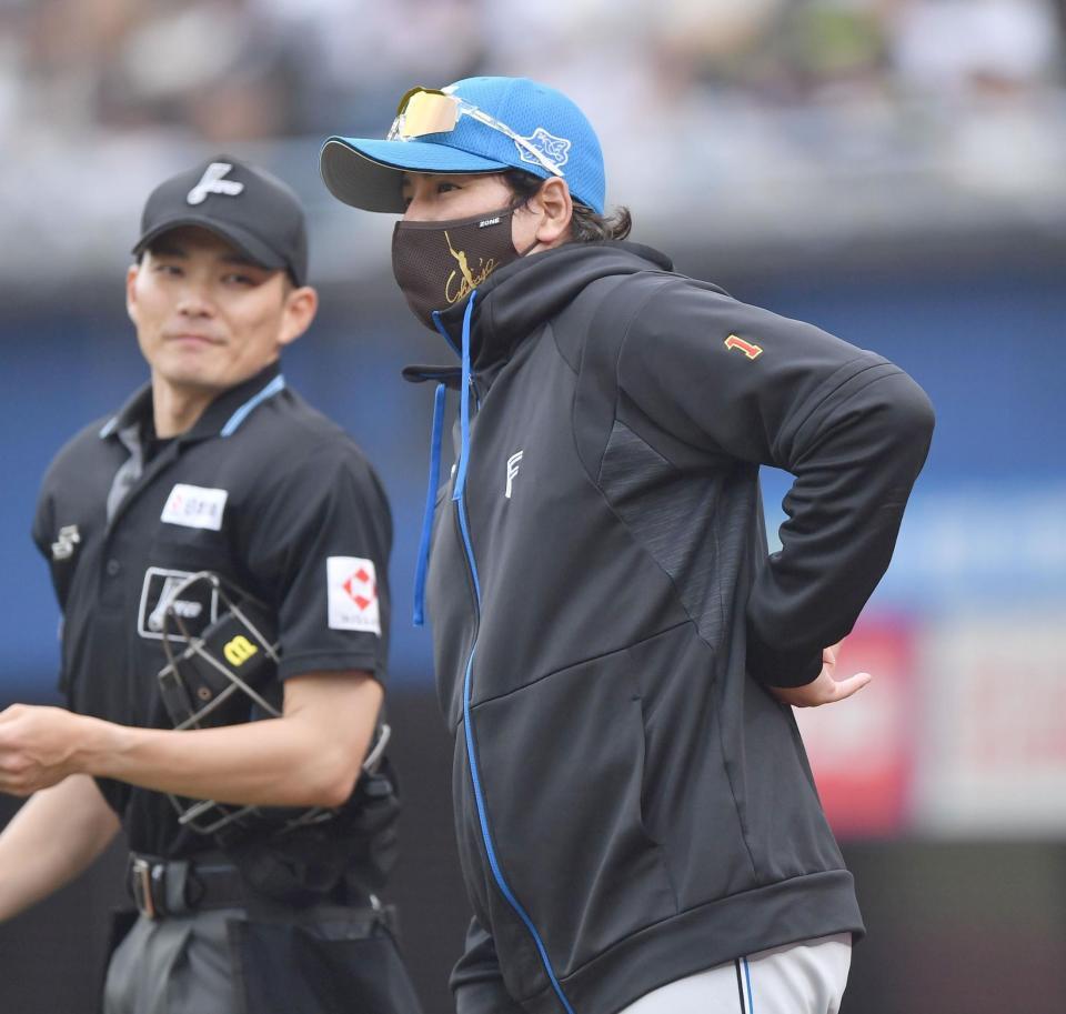 　７回、選手の交代を告げる新庄監督（撮影・開出牧）