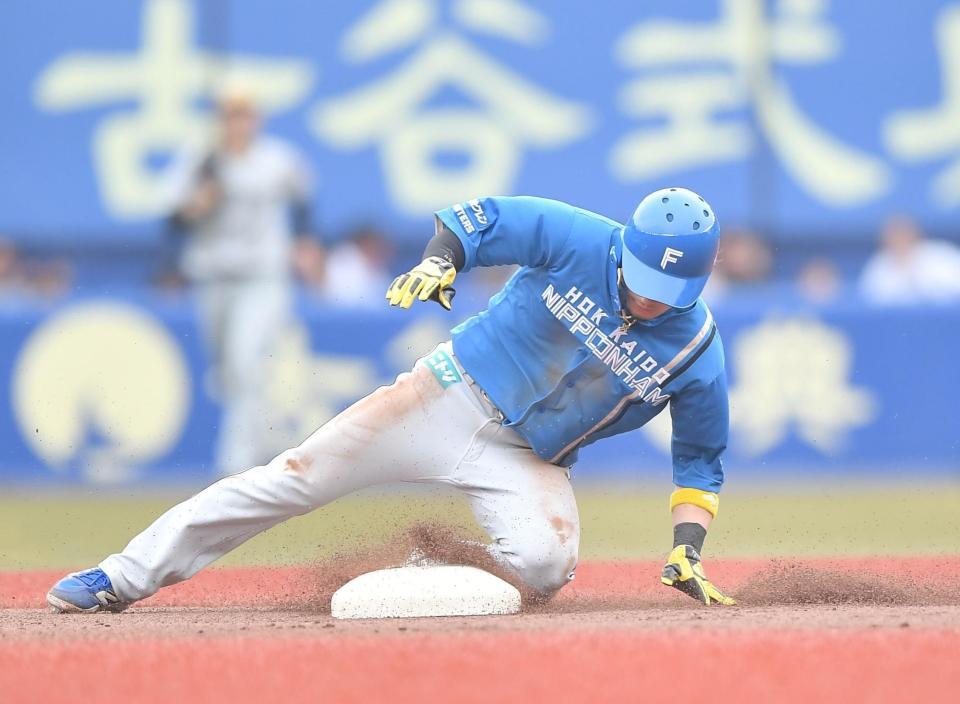 　８回、二盗に成功する水野（撮影・開出牧）