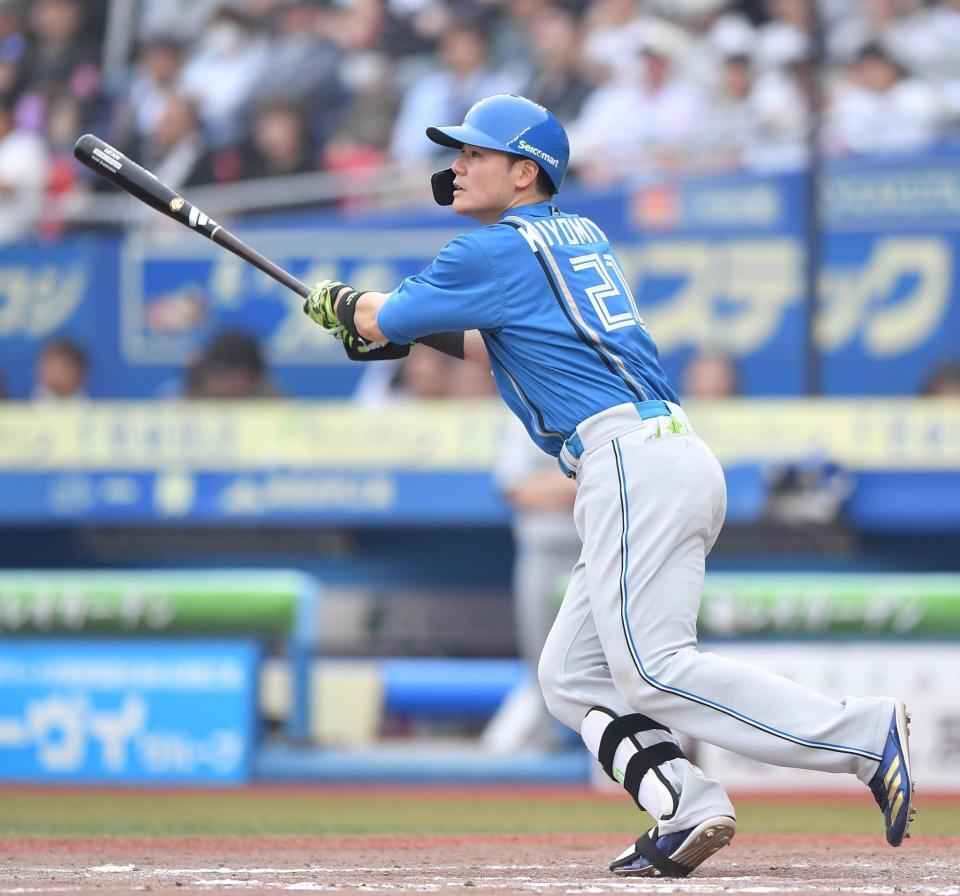 　９回、先制の中越え適時二塁打を放つ清宮幸（撮影・開出牧）