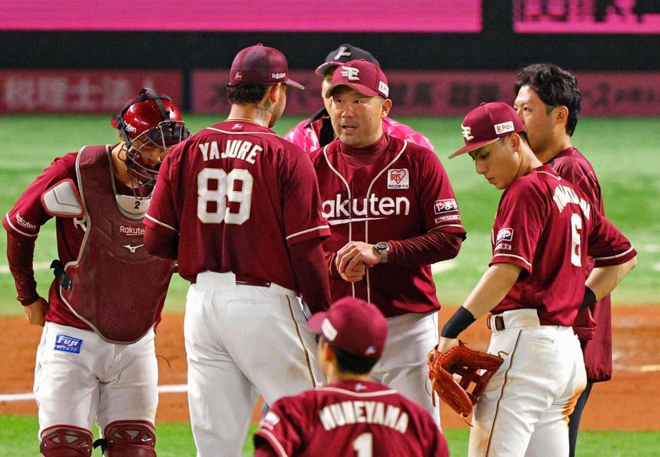 　７回、ヤフーレ（８９）と話す三木監督（中央）