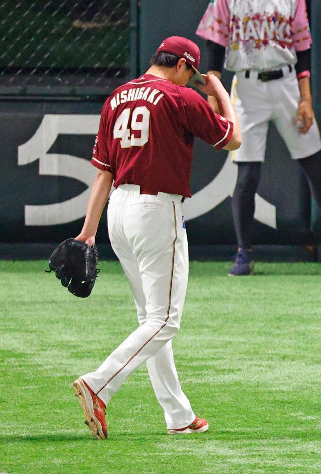 　１２回、牧原大にサヨナラ打を浴び引き揚げる西垣