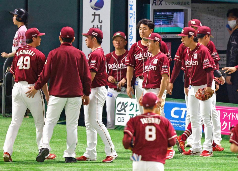 　延長戦の末、ソフトバンクにサヨナラ負けし、引き揚げる西垣（左端）ら楽天ナイン