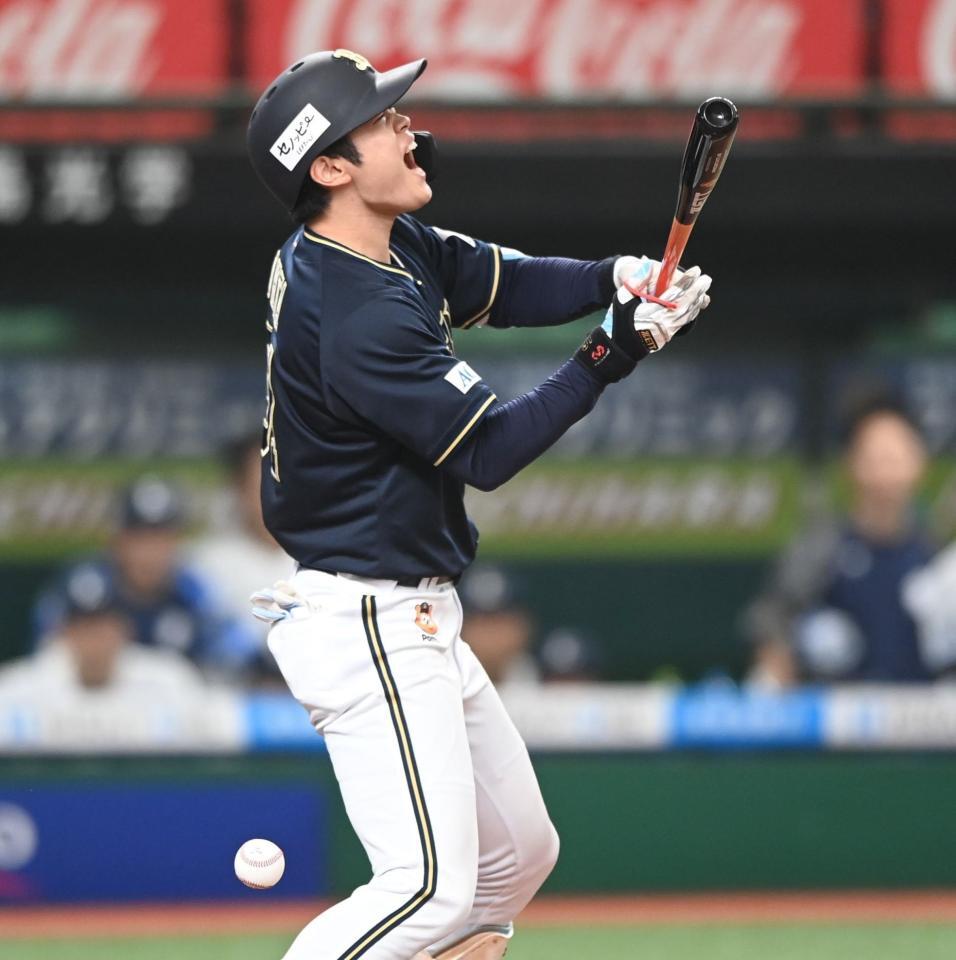 　９回、押し出し死球を受けた太田（撮影・園田高夫）