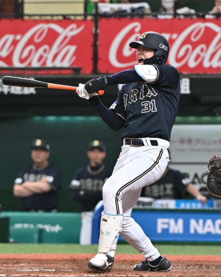 　９回、押し出しの死球を受ける太田