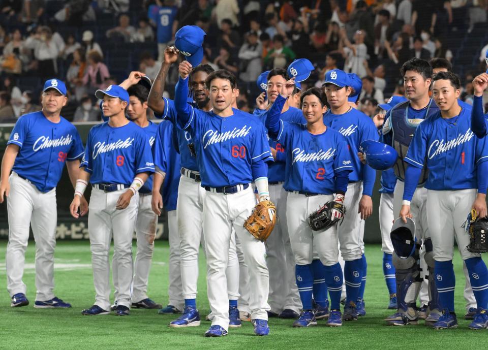 　カード３連敗を阻止し、レフトスタンドのファンに一礼する山本（中央）ら中日ナイン（撮影・伊藤笙子）