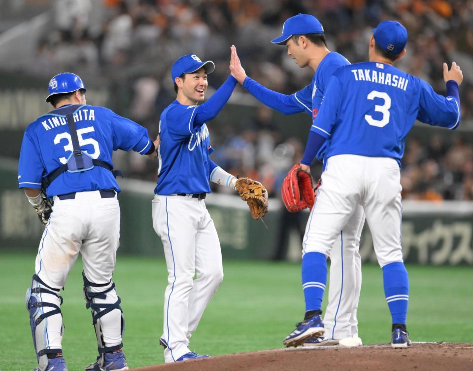 　２打席連続弾を放ち、同一カード３連敗阻止に貢献した山本（中央左）＝撮影・伊藤笙子