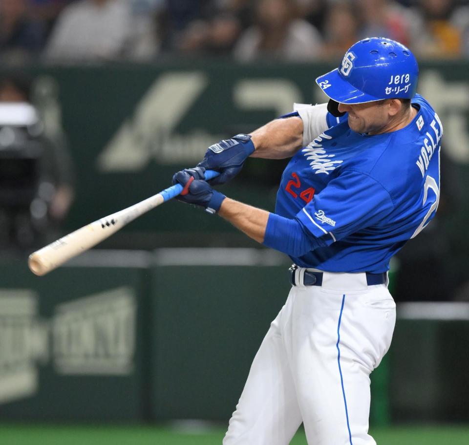 　８回、右越え２ランを放つボスラー（撮影・伊藤笙子）