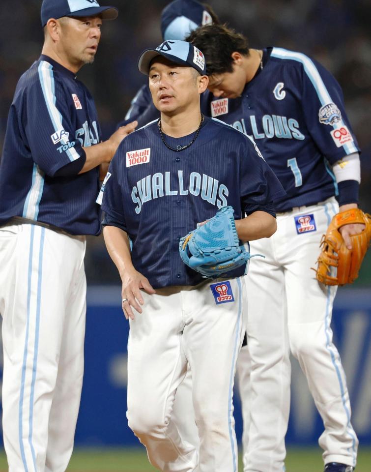 　５回途中、降板する先発の石川（手前）