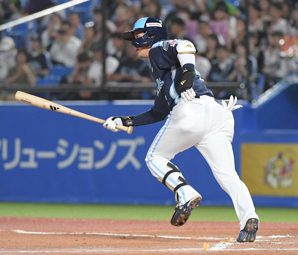 　６回、山田は左前打を放つ（撮影・佐藤厚）