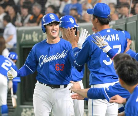 　７回、代打逆転２ランを放ち、ナインに迎えられる板山（撮影・伊藤笙子）