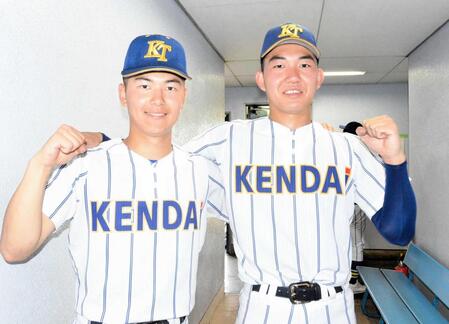 　先制打を放った健大高崎・佐藤龍（左）と好救援した石垣（撮影・間宮涼）