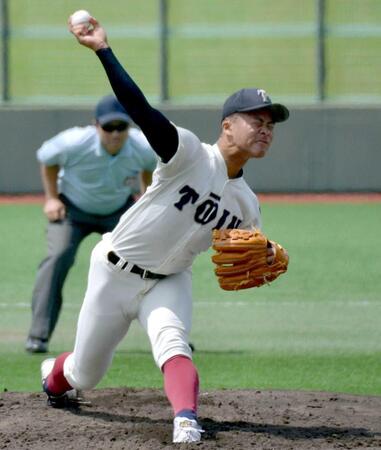 　先発して力投する大阪桐蔭・中野（撮影・北村孝紀）