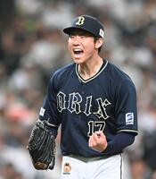 　完投勝利を挙げ、ガッツポーズをする曽谷（撮影・園田高夫）