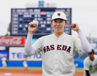 　明大戦で無安打無得点試合を達成し、ポーズをとる早大・伊藤樹
