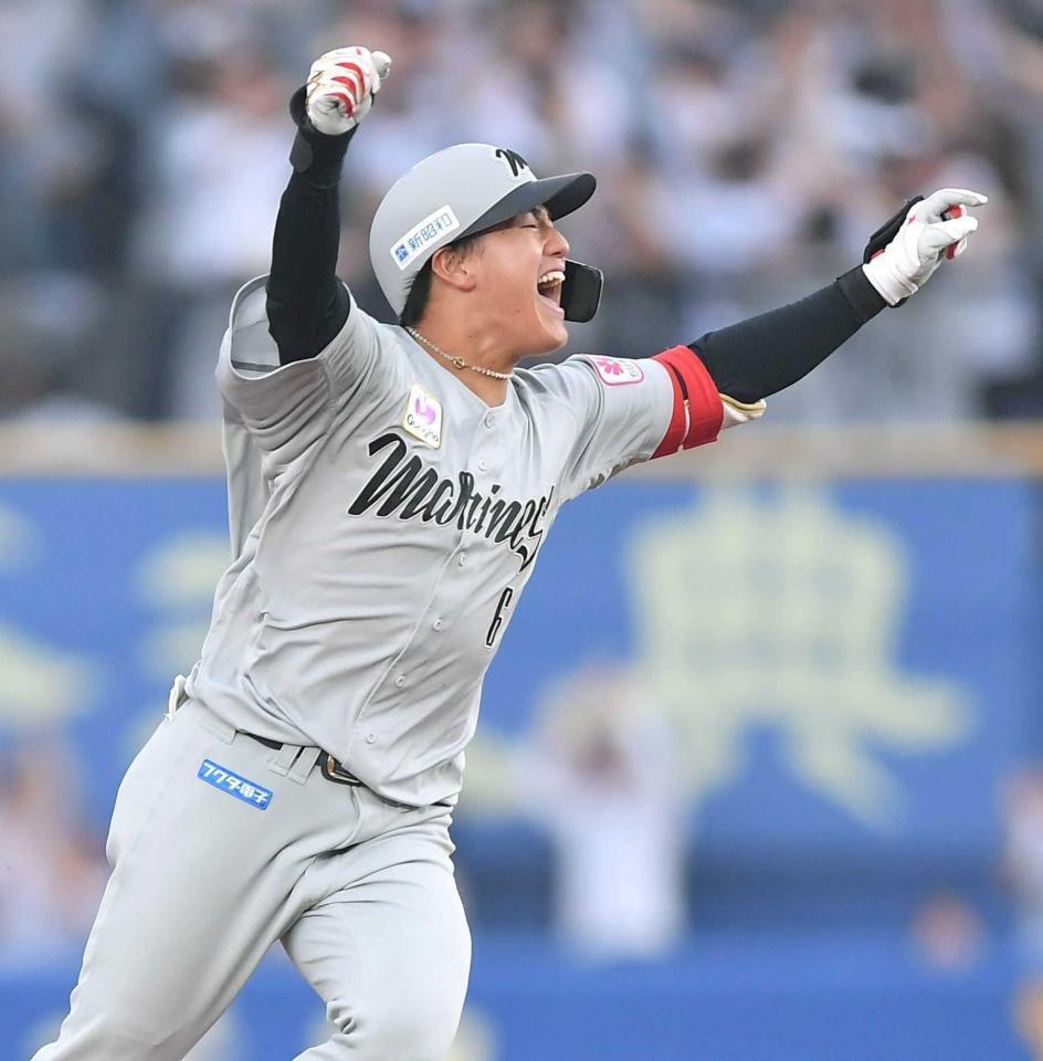 　１２回、代打サヨナラ二塁打を放ちガッツポーズをする西川（撮影・開出牧）