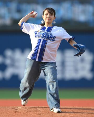 【写真】黒髪ポニテ歌姫が始球式　ノーバンならずも快投披露　背番号「３８」のユニホーム、ブルーデニムのコーデでキュートに登板
