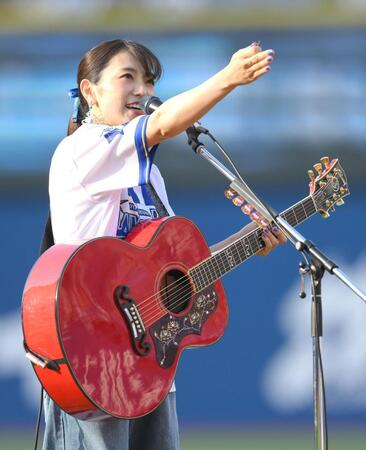 　試合前、「ヒカリへ」を弾き語りで熱唱するｍｉｗａ（撮影・伊藤笙子）
