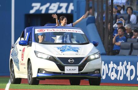 　リリーフカーに乗って登場したｍｉｗａ（撮影・伊藤笙子）