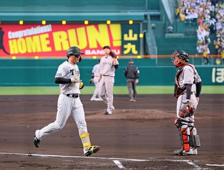 　１回、先制２ランを放って生還する森下。中央奥は投手・戸郷（撮影・立川洋一郎）