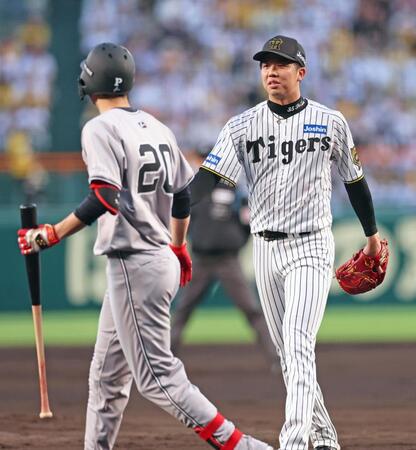 　２回、自打球を当てた戸郷（左）を気遣う才木（撮影・立川洋一郎）