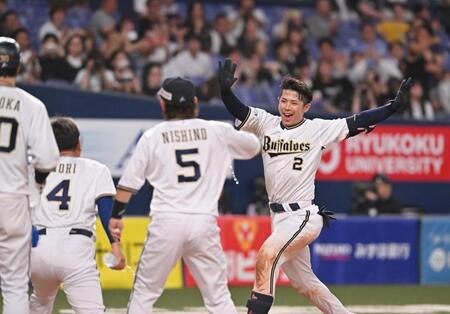 　９回、サヨナラ本塁打を放ち笑顔で生還する若月（右）＝撮影・西田忠信