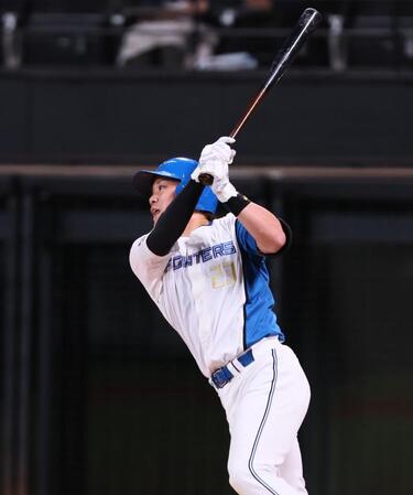 　２回、先制となる２点適時打を放つ伏見（撮影・中島達哉）