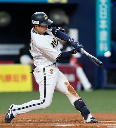 　９回オリックス無死、若月が左越えにサヨナラ本塁打を放つ＝京セラドーム