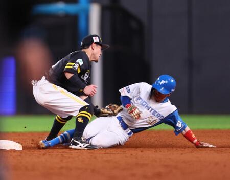 　７回、二塁盗塁アウトになる一走・五十幡（野手・牧原大）＝撮影・中島達哉