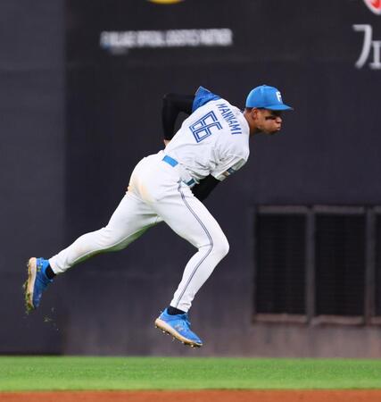 　９回、海野の打球を処理し、本塁へ悪送球する万波（撮影・中島達哉）