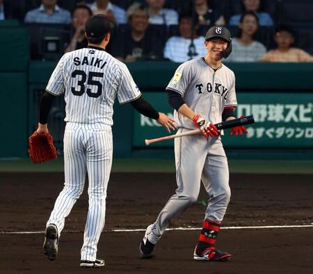 　２回、自打球を受けた戸郷（右）は才木から声を掛けられる（撮影・山口登）