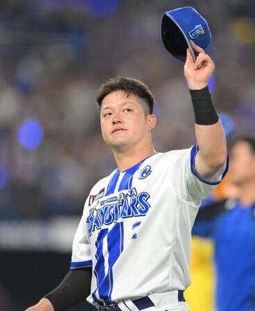 　先制ソロを放ち、試合後スタンドの声援に応える牧（撮影・伊藤笙子）