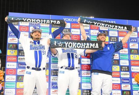 　お立ち台でタオルを掲げる（左から）宮崎、牧、ケイ（撮影・伊藤笙子）