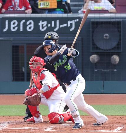 　３回、右前タイムリーを放つ北村拓（撮影・市尻達拡）